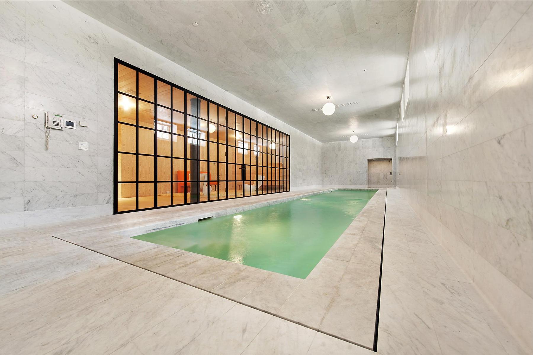 Piscina rivestita in marmo Bianco Carrara
